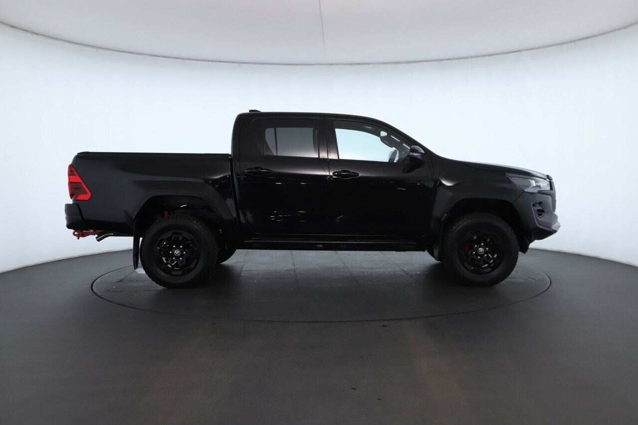 Toyota Hilux image 2