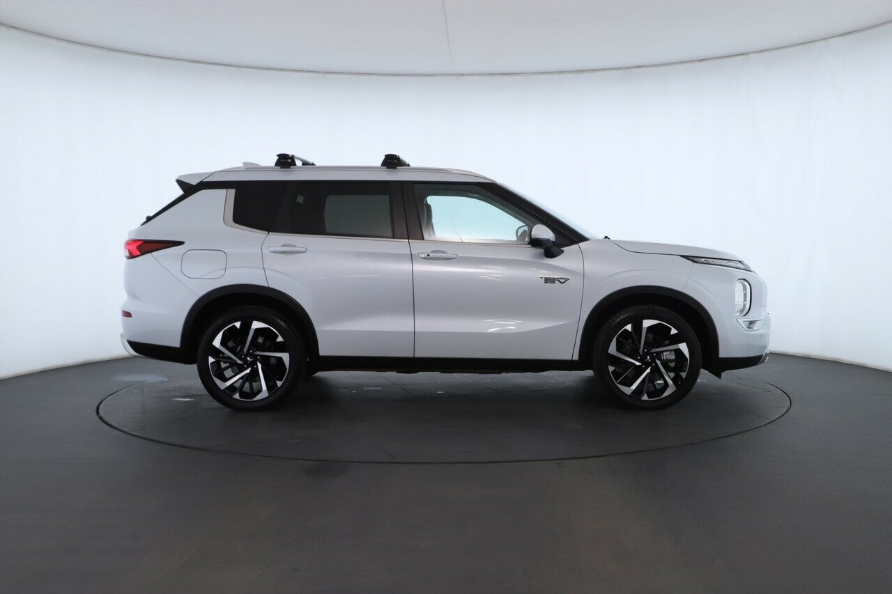 Mitsubishi Outlander image 2
