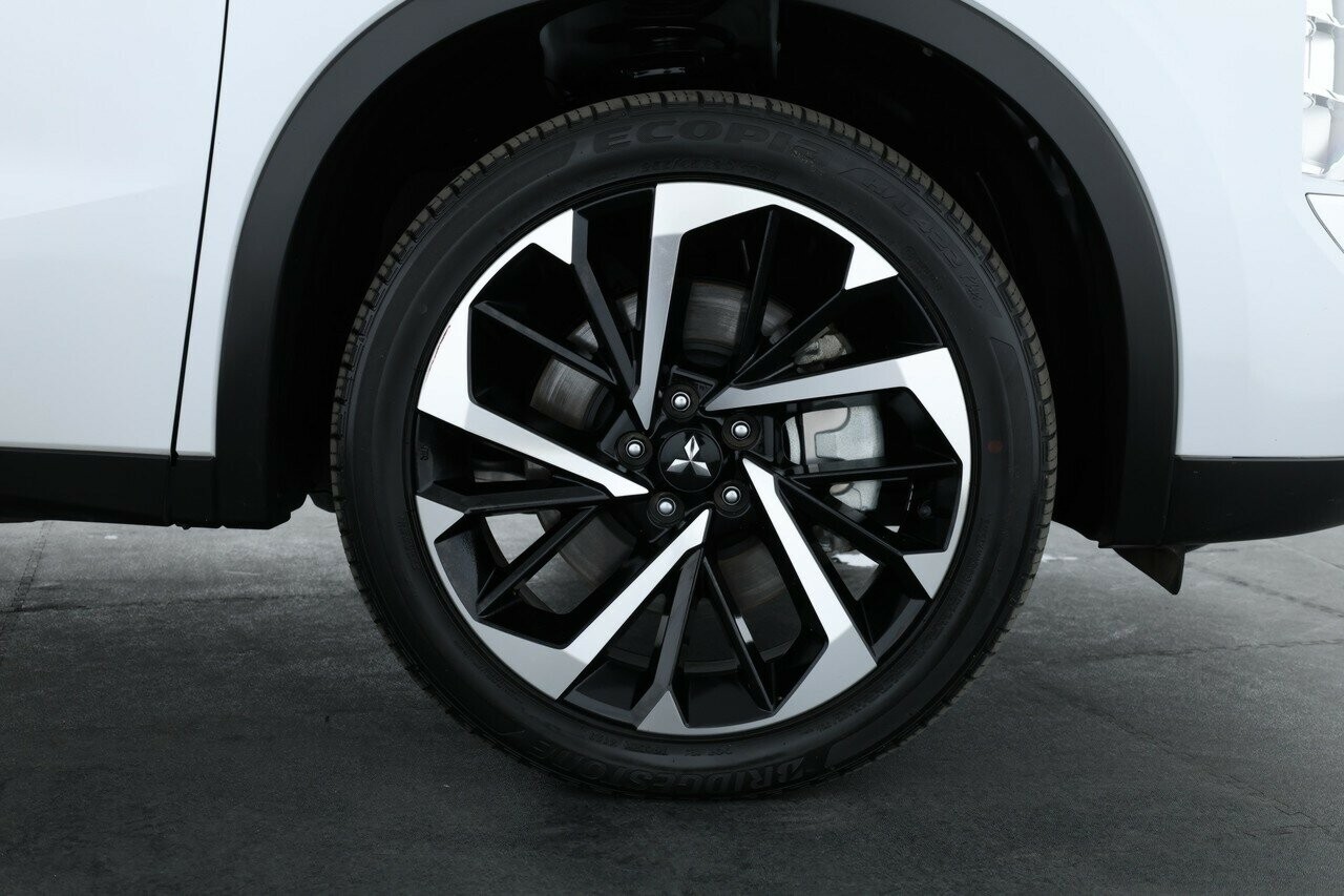 Mitsubishi Outlander image 3