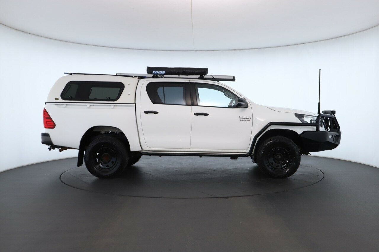 Toyota Hilux image 2