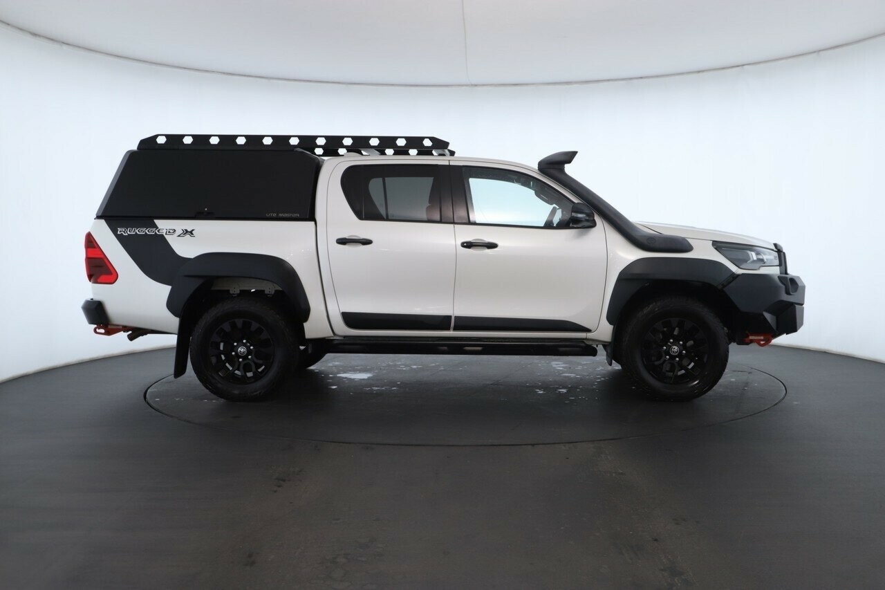 Toyota Hilux image 2