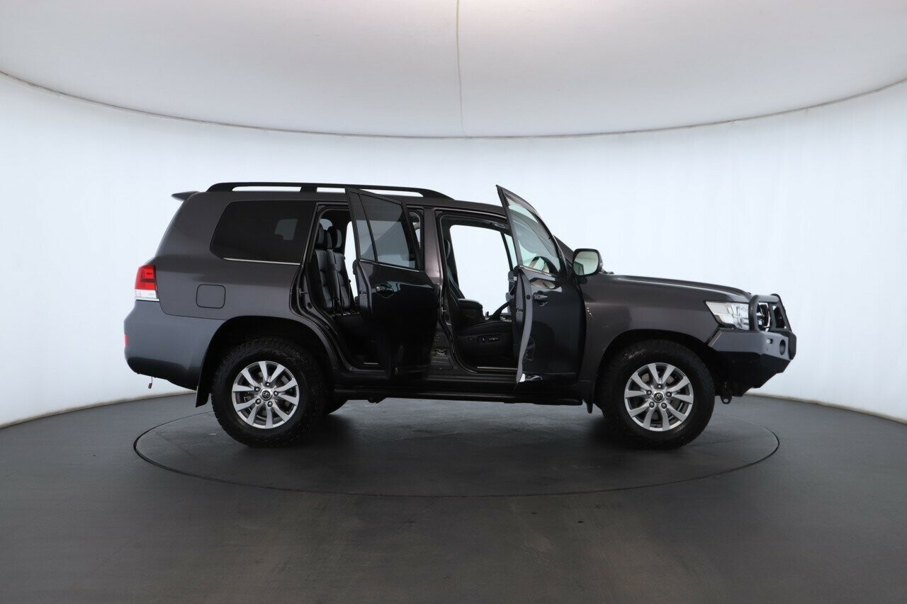 Toyota Landcruiser image 2