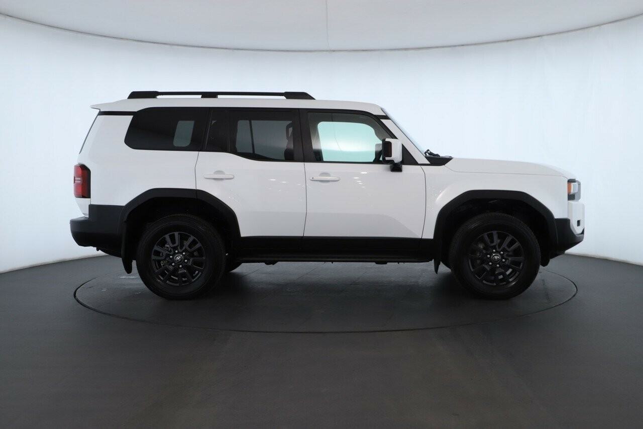 Toyota Landcruiser Prado image 2