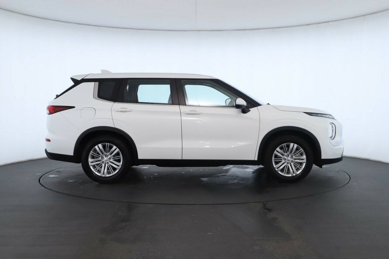Mitsubishi Outlander image 2