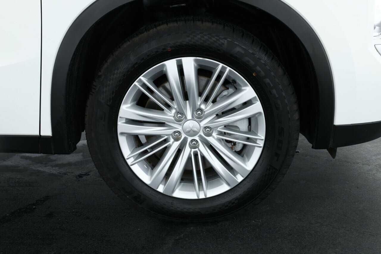 Mitsubishi Outlander image 3