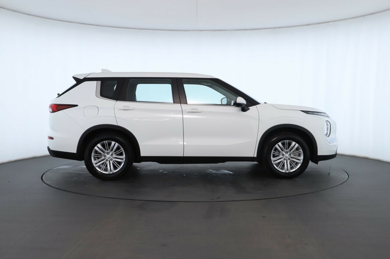 Mitsubishi Outlander image 2