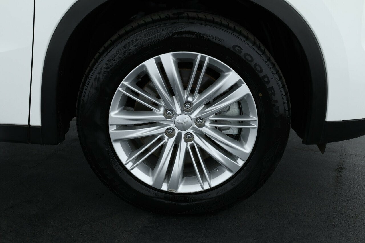 Mitsubishi Outlander image 3