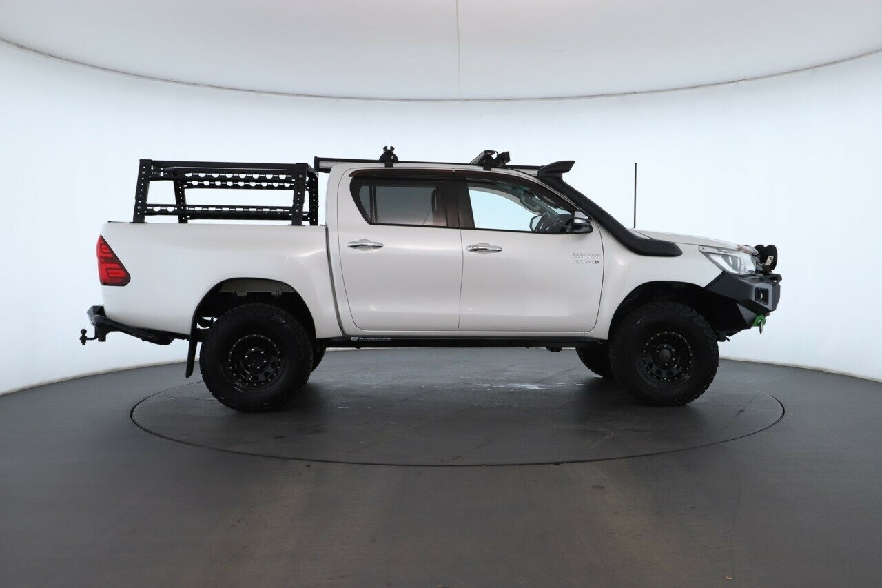 Toyota Hilux image 2