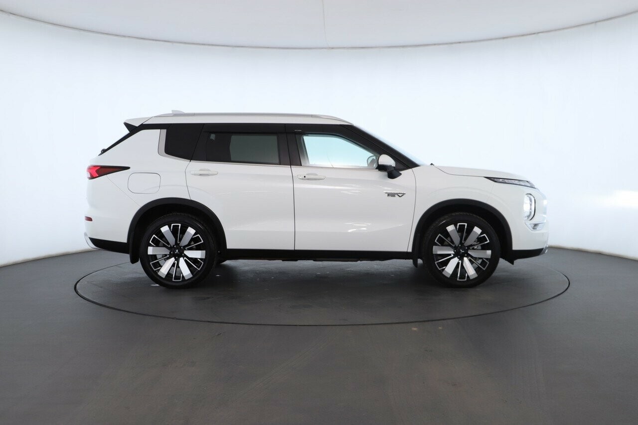 Mitsubishi Outlander image 2