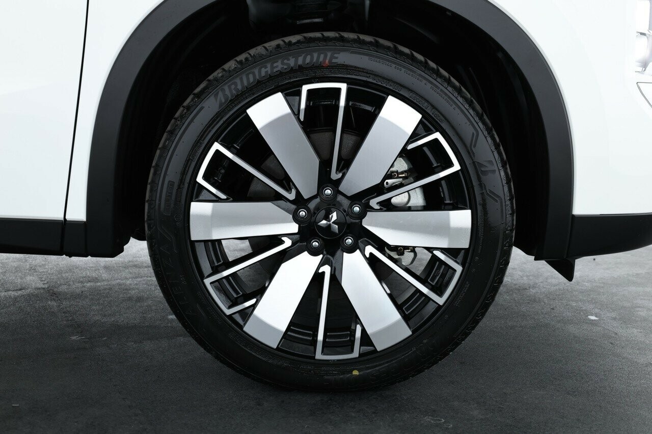 Mitsubishi Outlander image 3