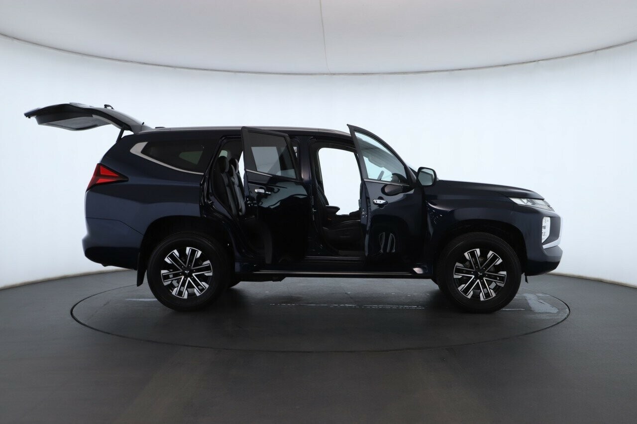 Mitsubishi Pajero Sport image 2