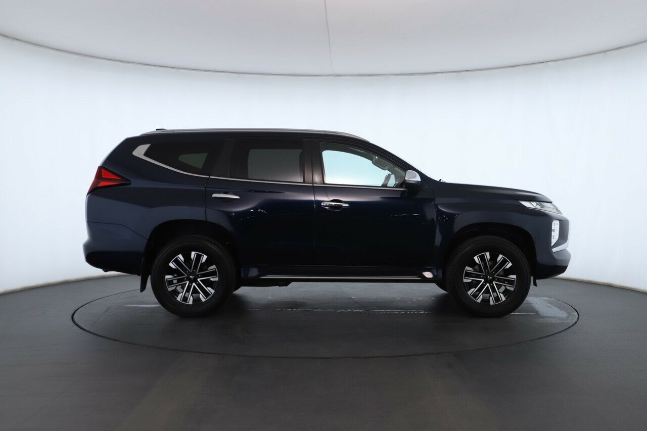 Mitsubishi Pajero Sport image 3