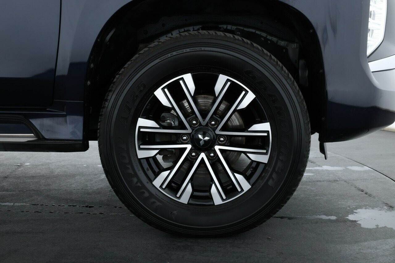 Mitsubishi Pajero Sport image 4
