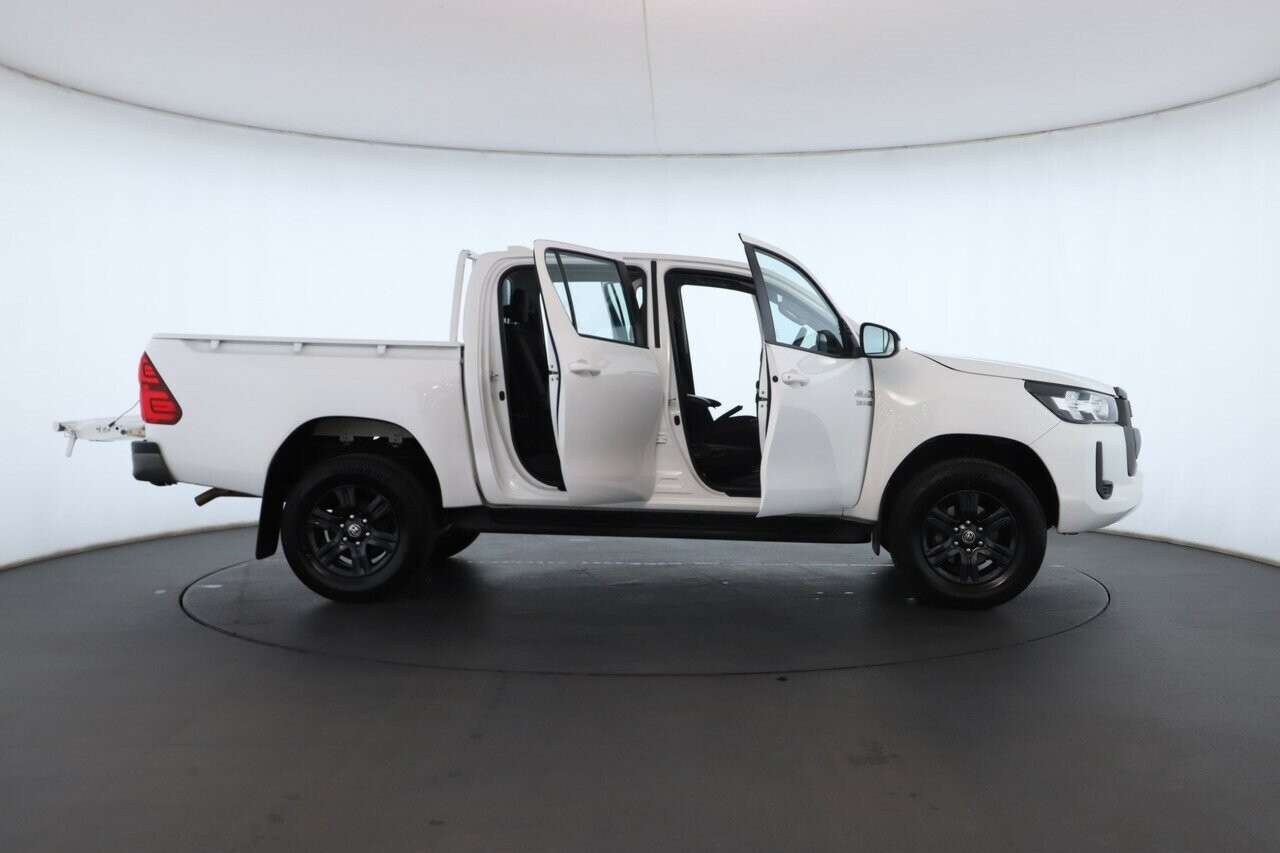 Toyota Hilux image 2