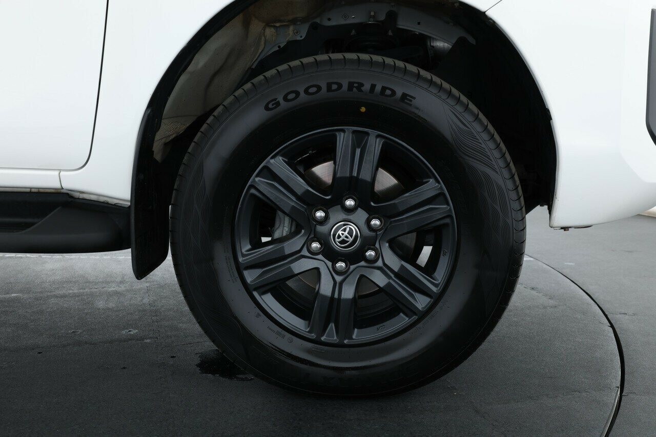 Toyota Hilux image 4