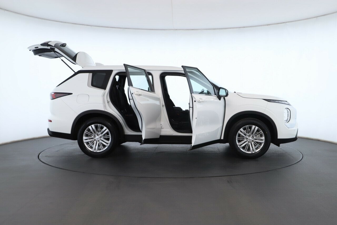 Mitsubishi Outlander image 2