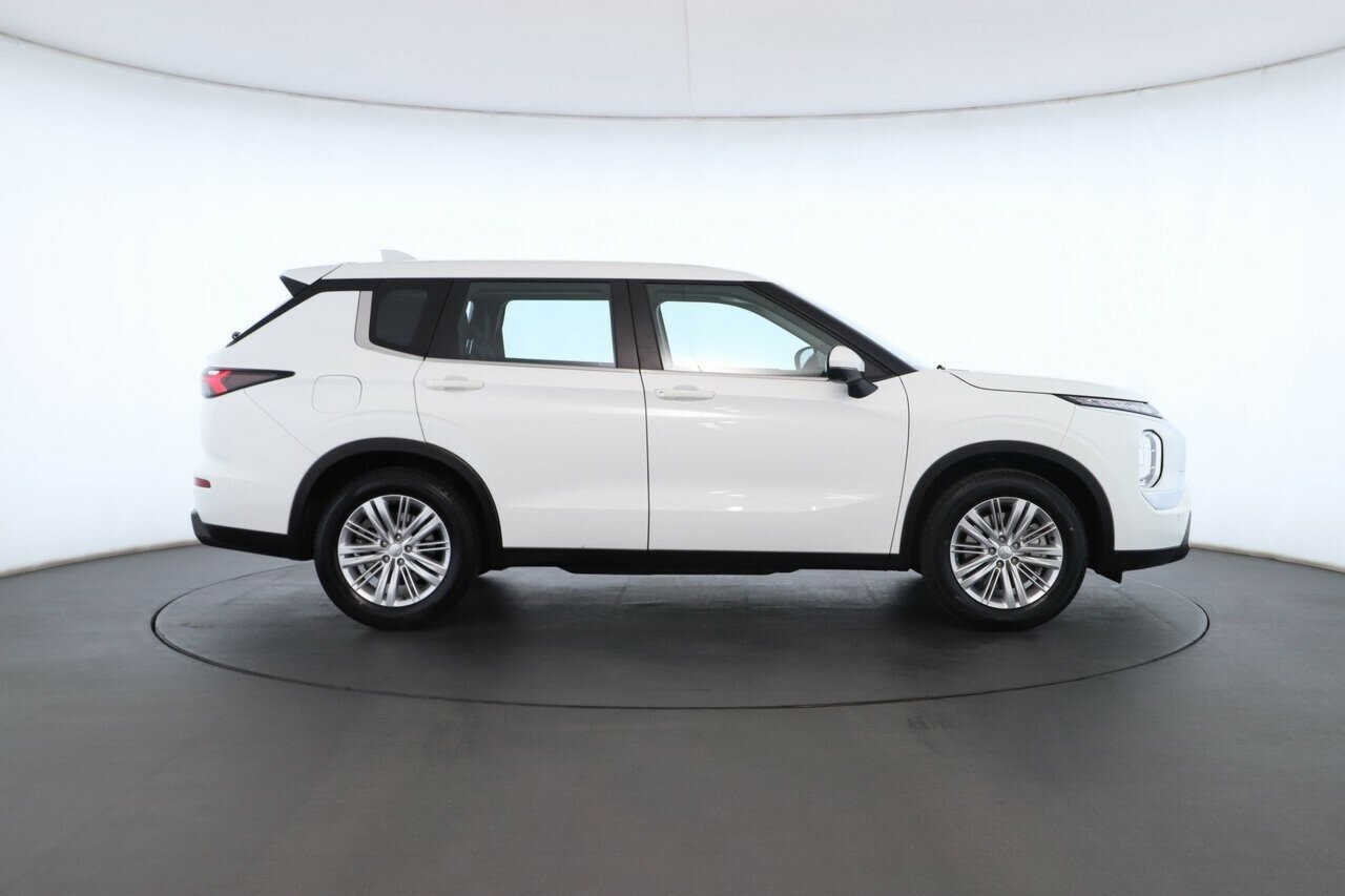 Mitsubishi Outlander image 3