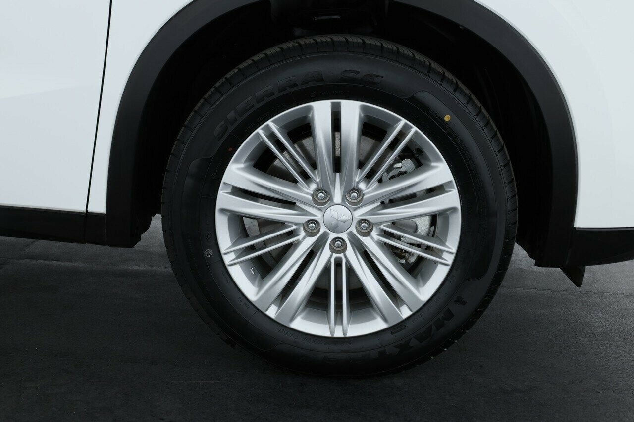 Mitsubishi Outlander image 4