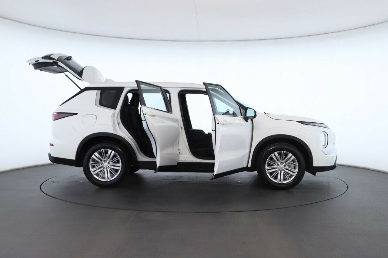 Mitsubishi Outlander image 2