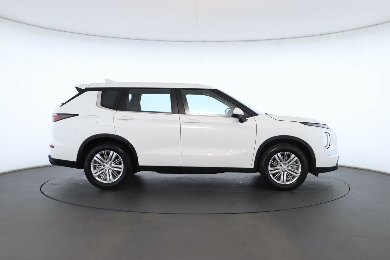 Mitsubishi Outlander image 3