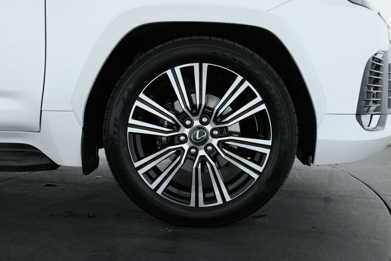 Lexus Lx image 4