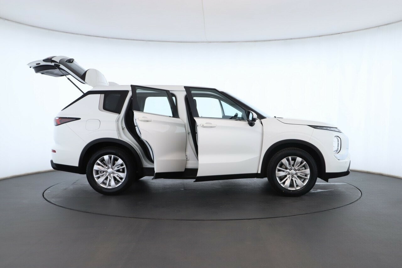 Mitsubishi Outlander image 2