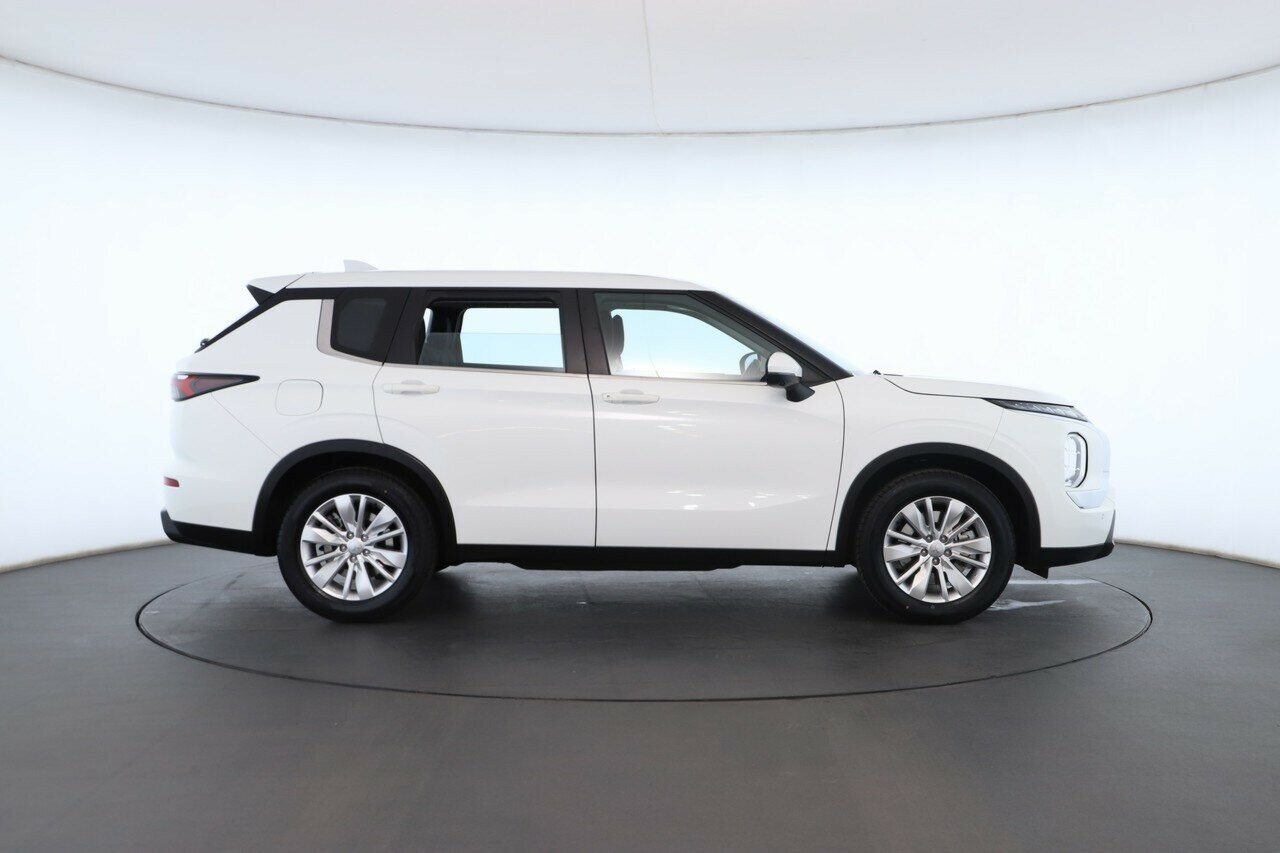 Mitsubishi Outlander image 3