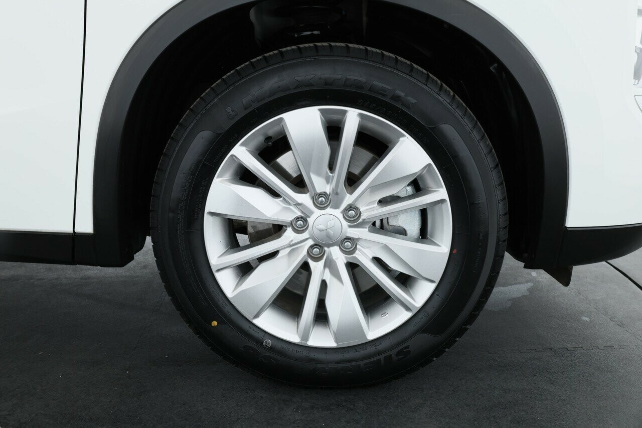 Mitsubishi Outlander image 4