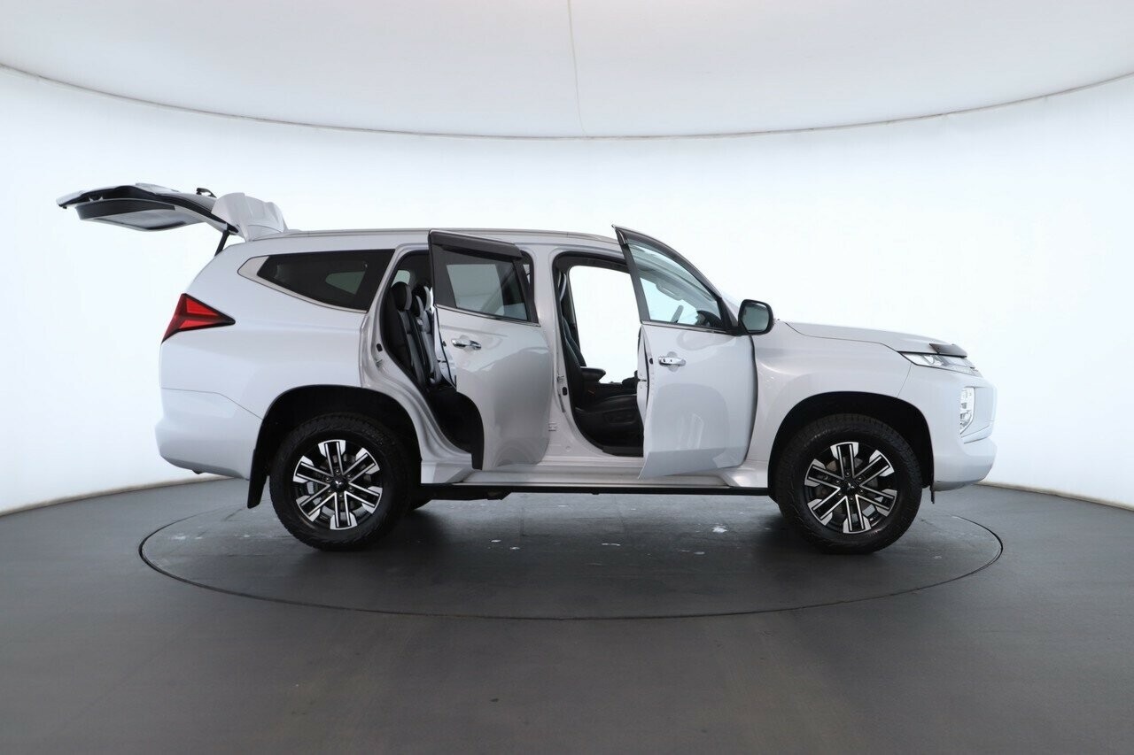 Mitsubishi Pajero Sport image 2