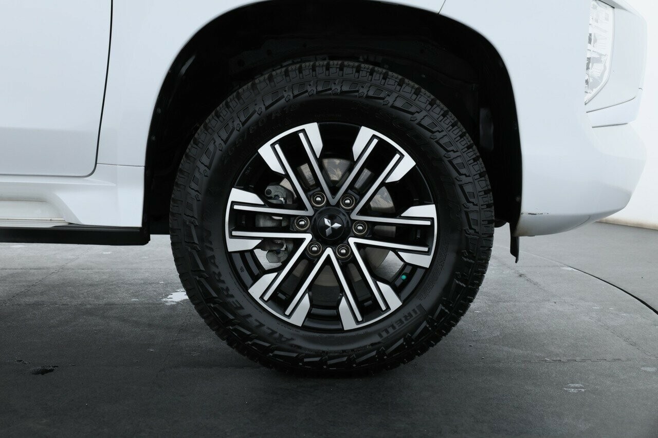 Mitsubishi Pajero Sport image 4