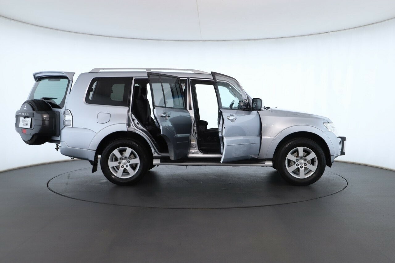 Mitsubishi Pajero image 2