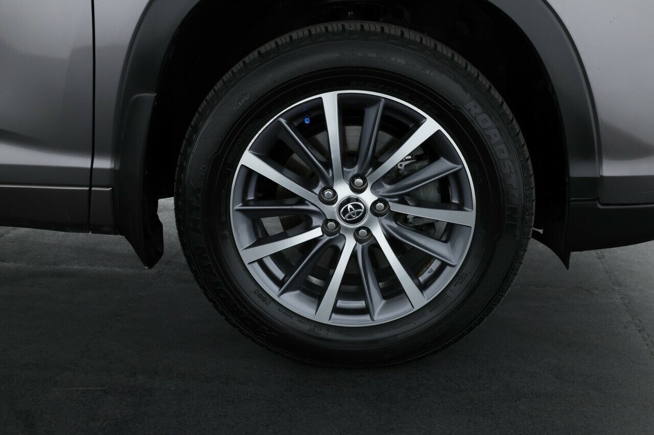 Toyota Kluger image 4