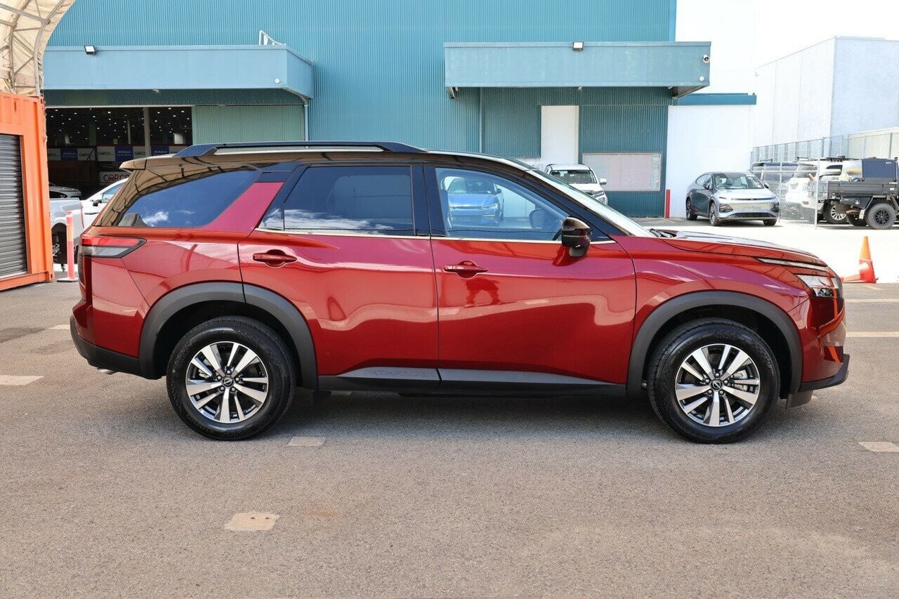 Nissan Pathfinder image 2