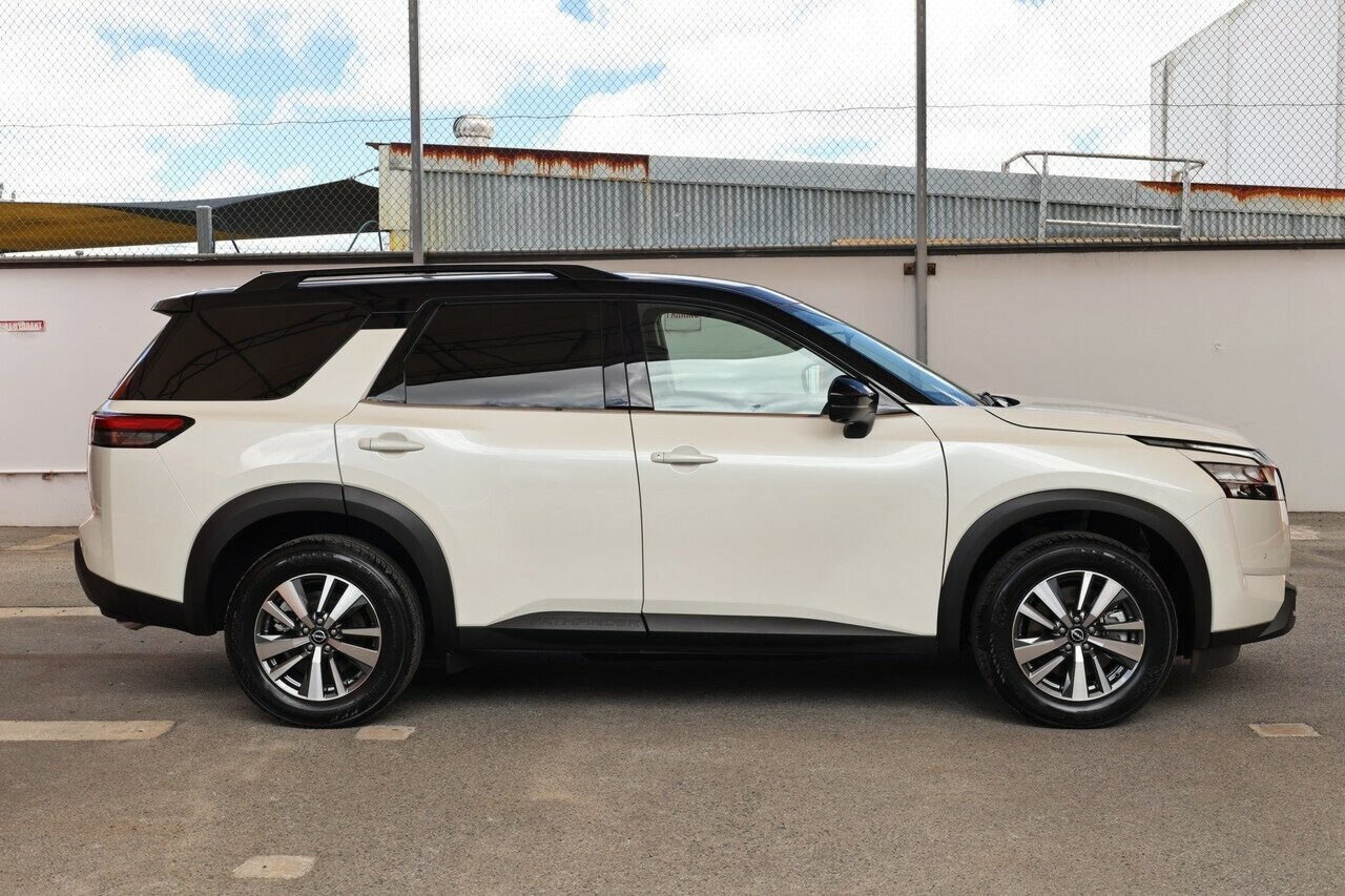 Nissan Pathfinder image 2