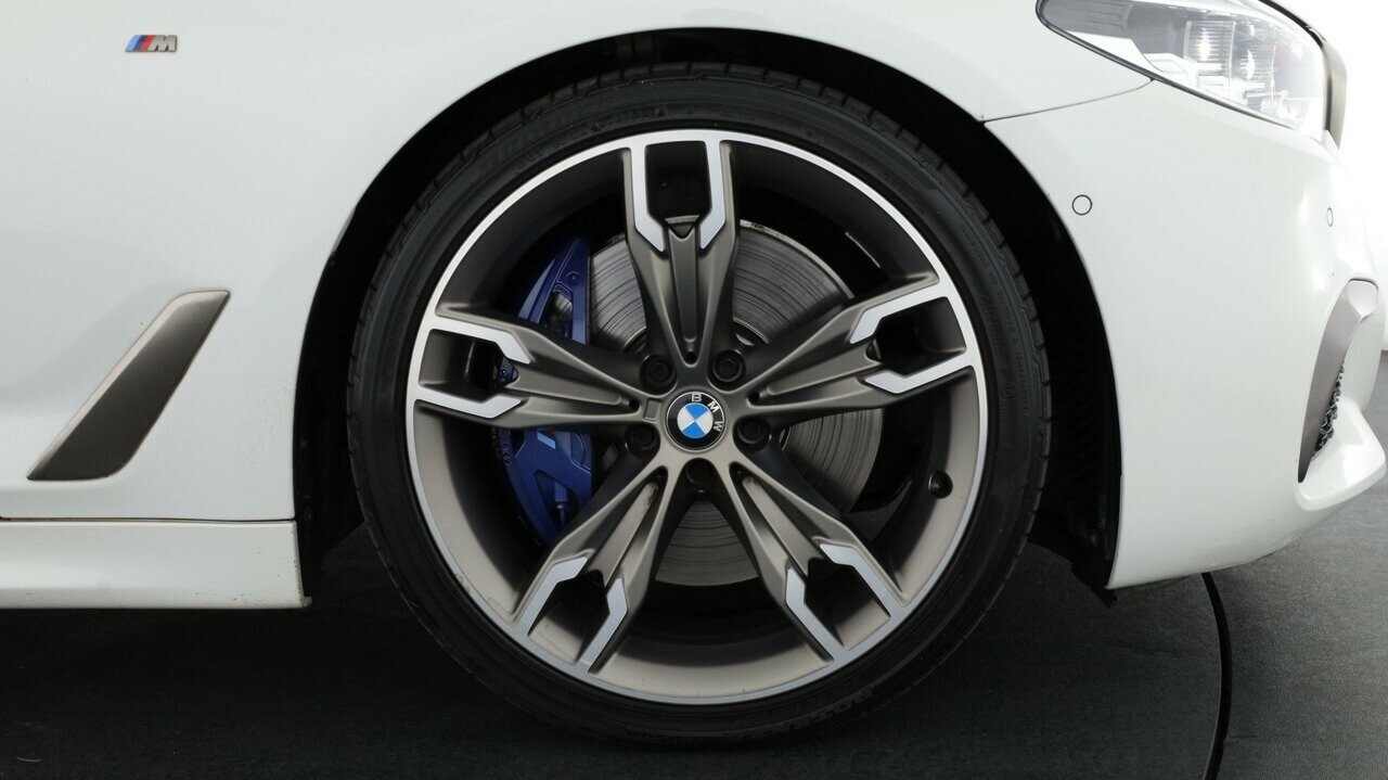 BMW 5 Series image 3