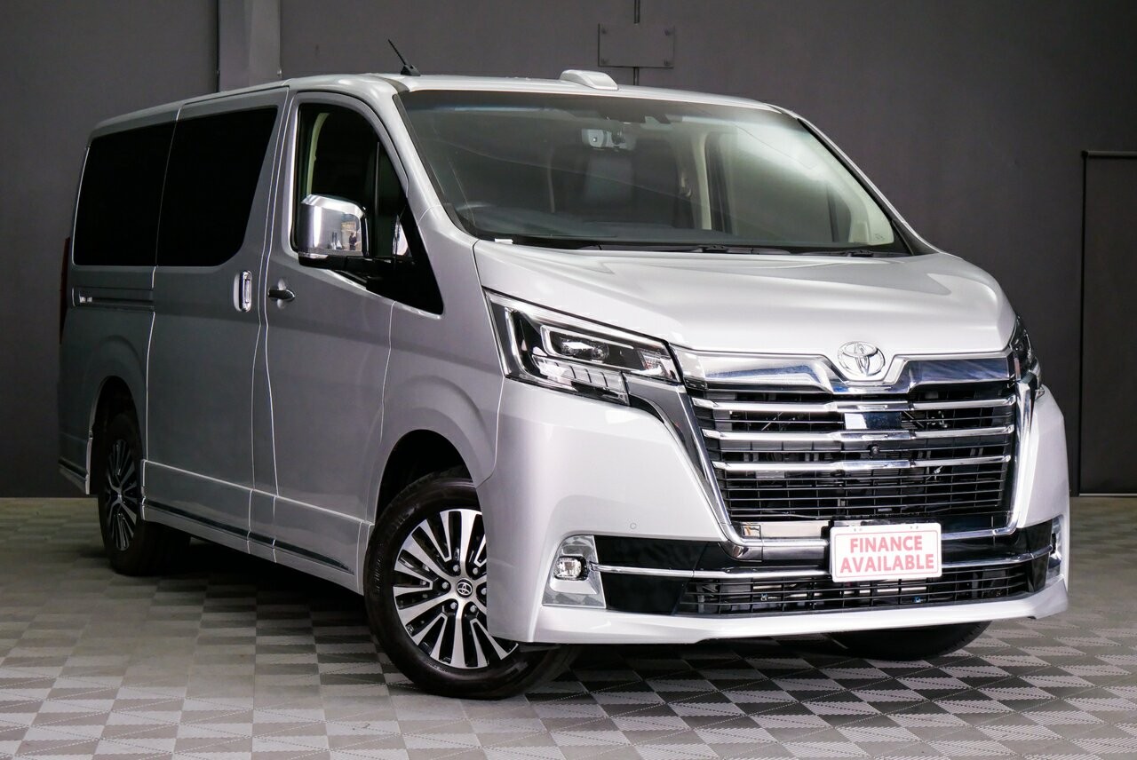 Toyota Granvia image 1