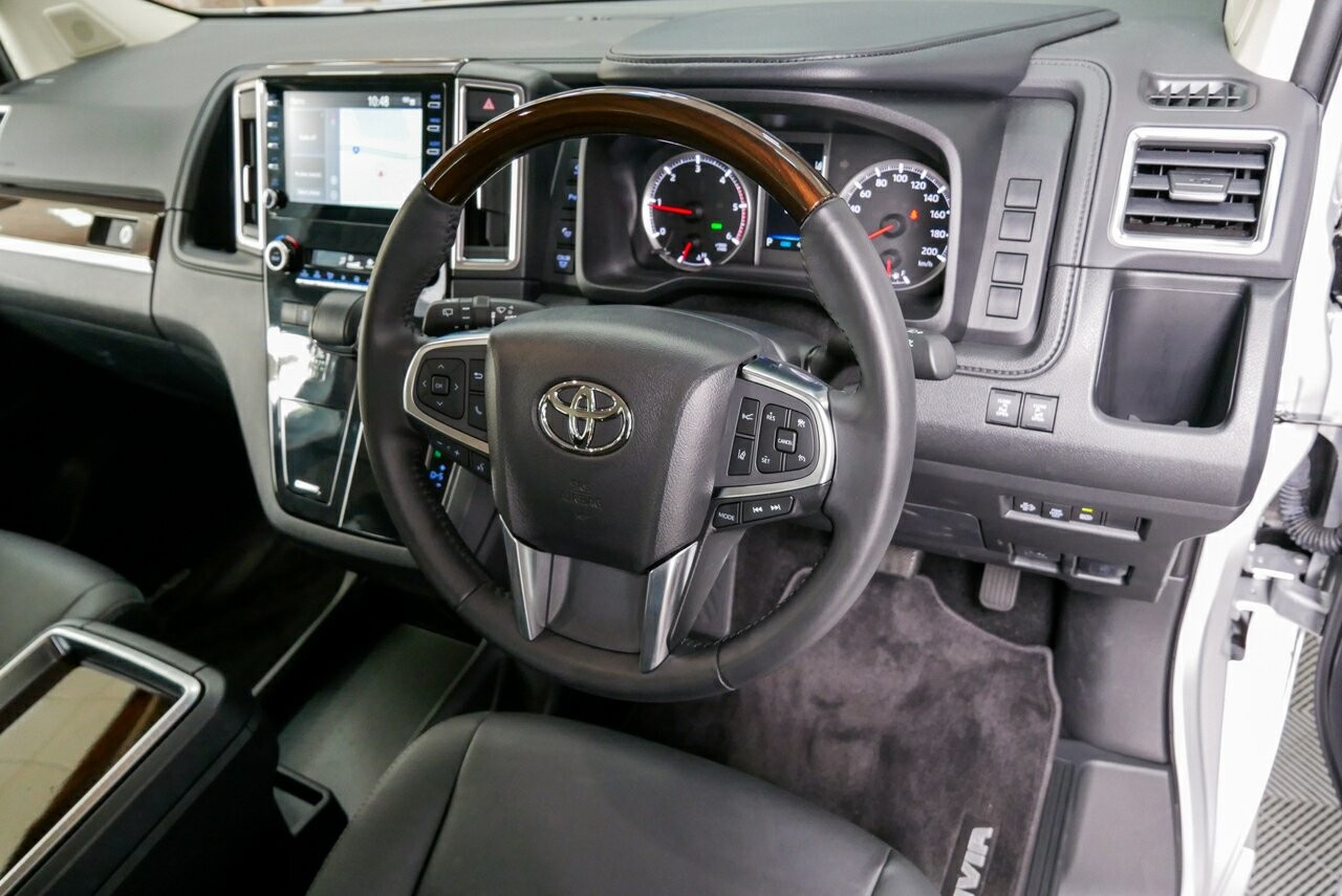 Toyota Granvia image 4