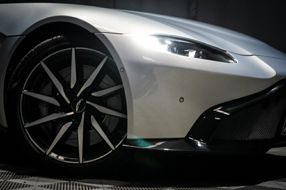 Aston Martin Vantage image 2