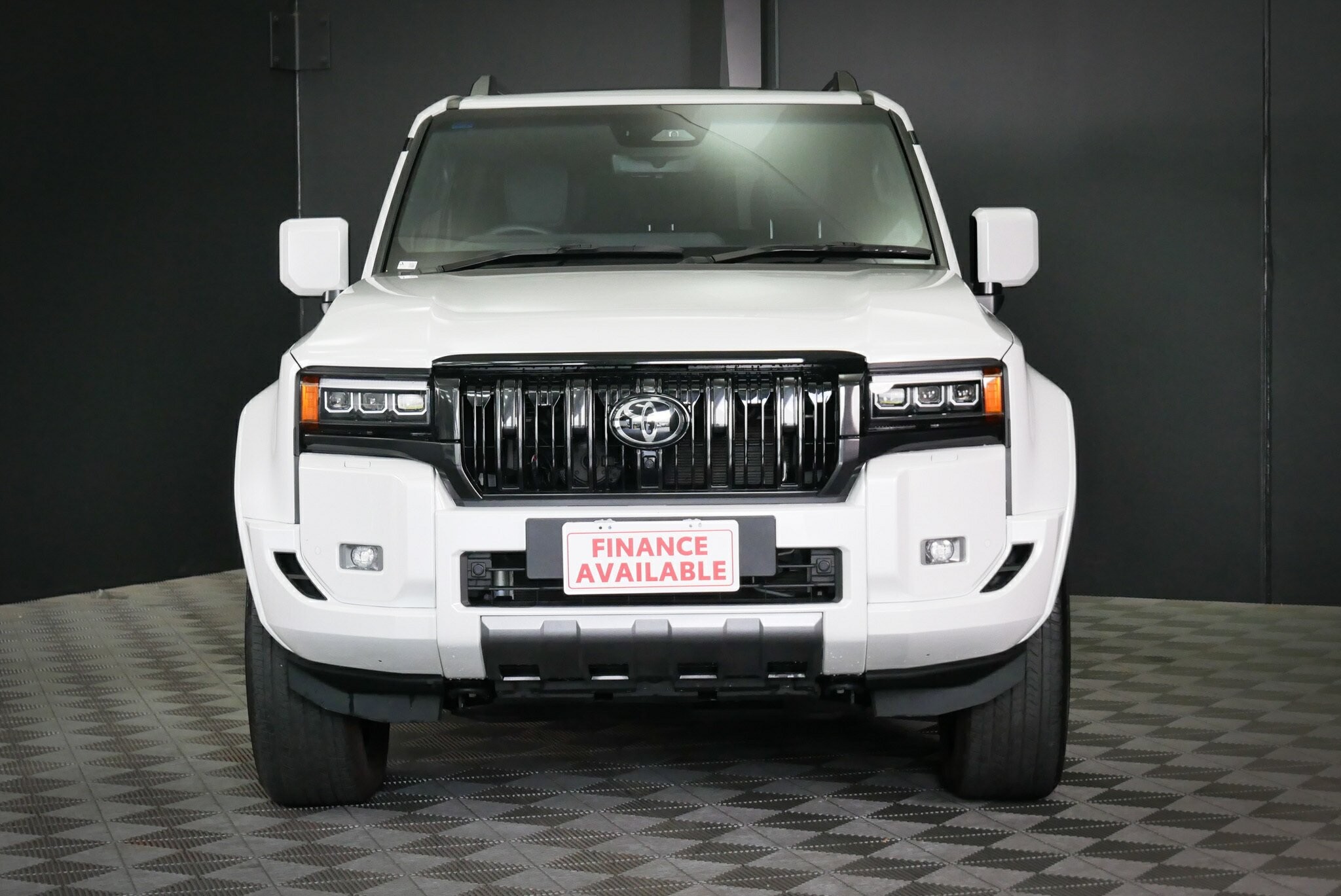 Toyota Landcruiser Prado image 2