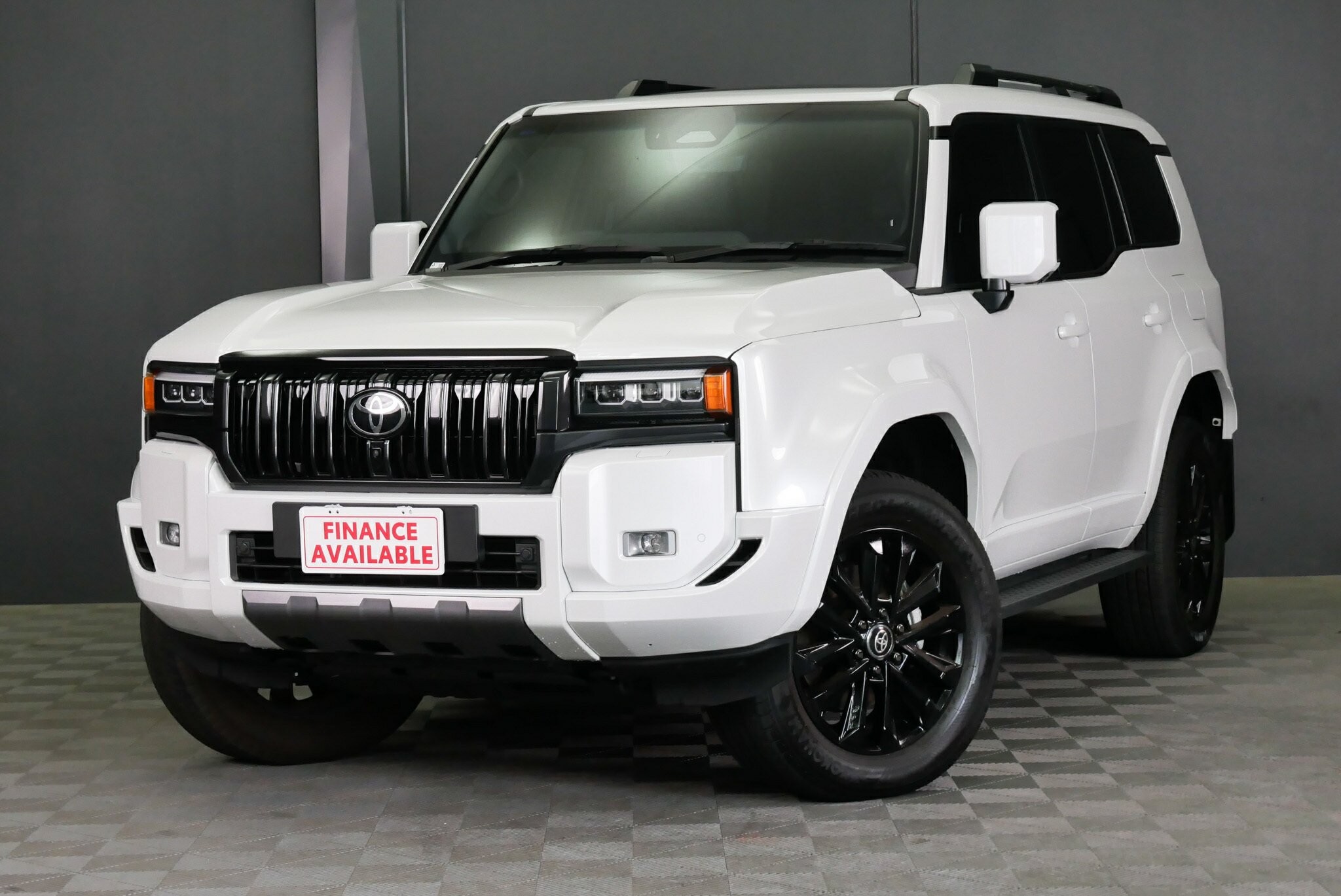 Toyota Landcruiser Prado image 3