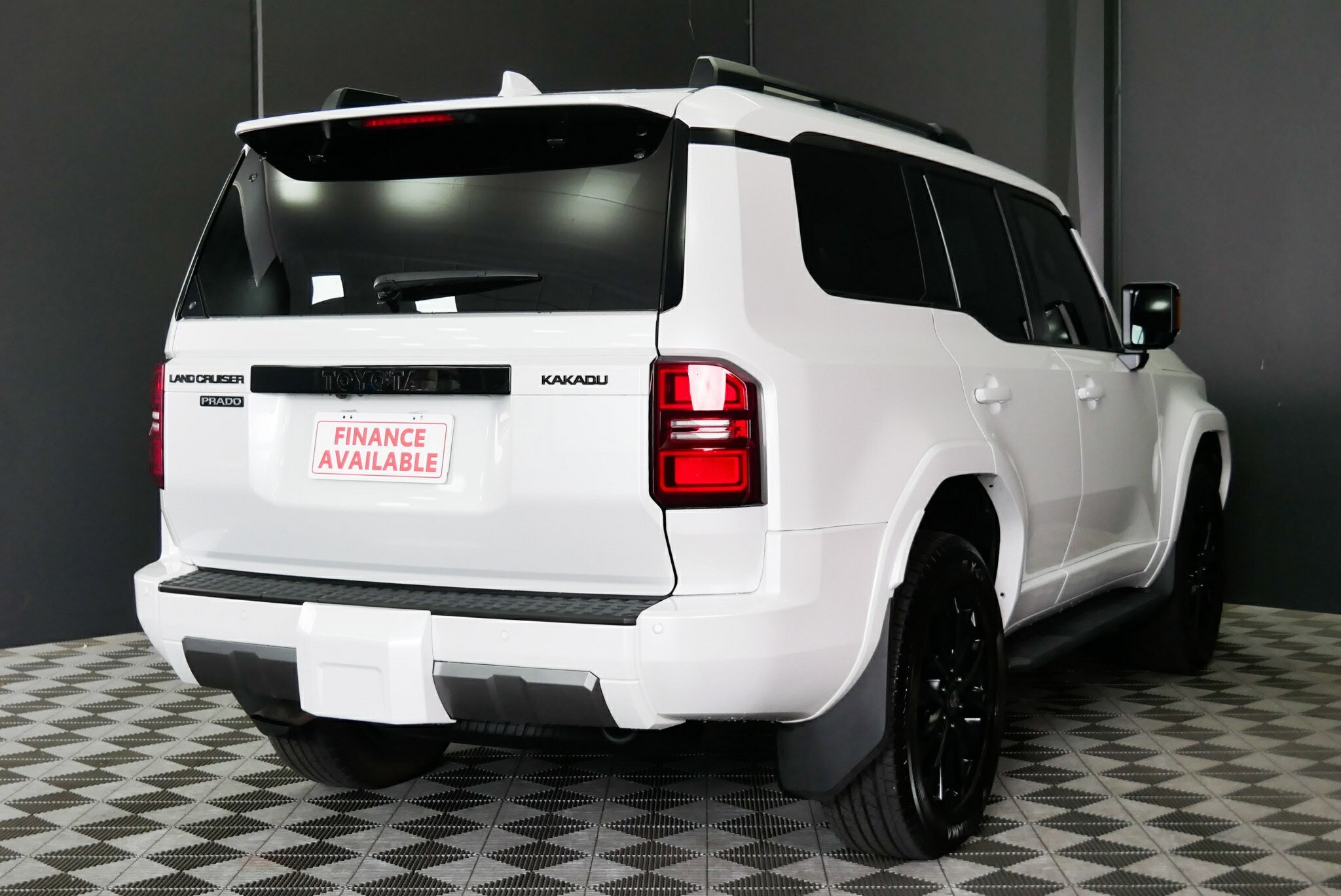 Toyota Landcruiser Prado image 4