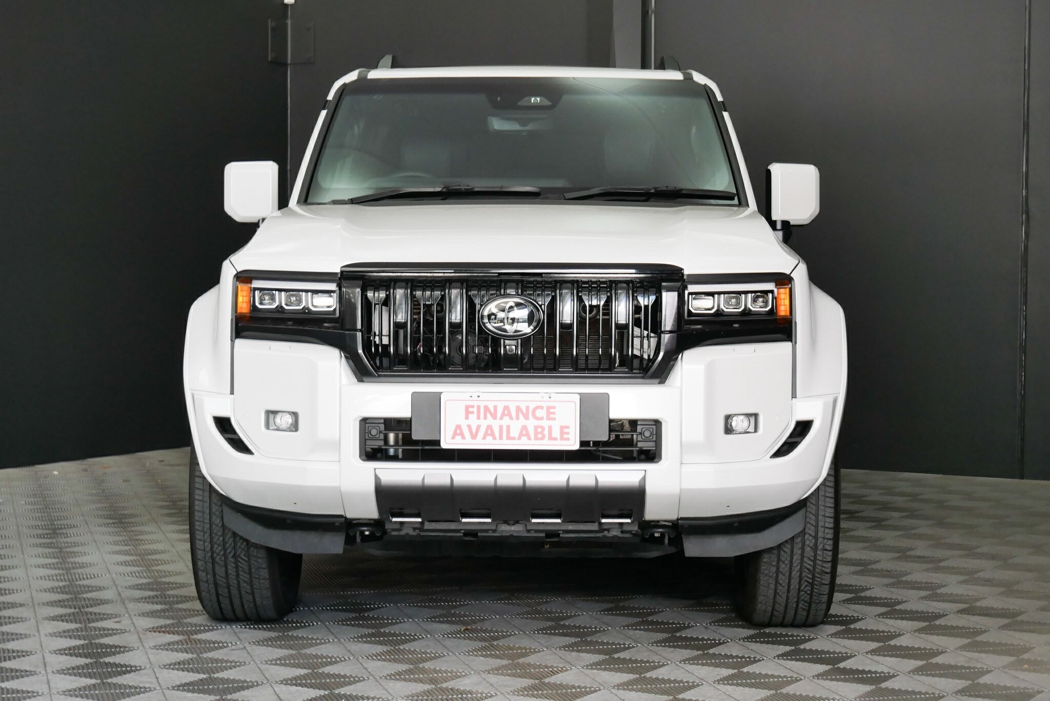 Toyota Landcruiser Prado image 2