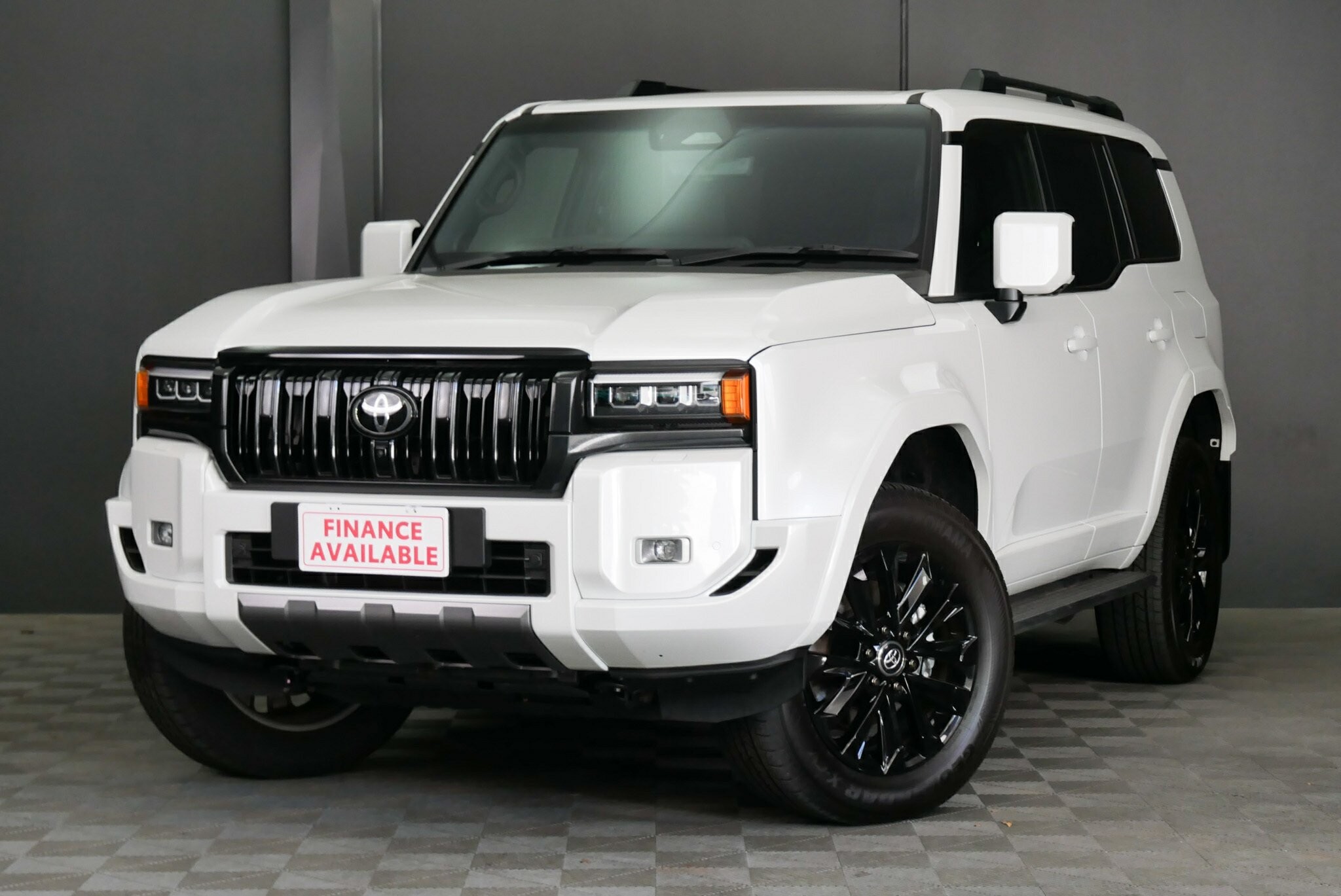Toyota Landcruiser Prado image 3