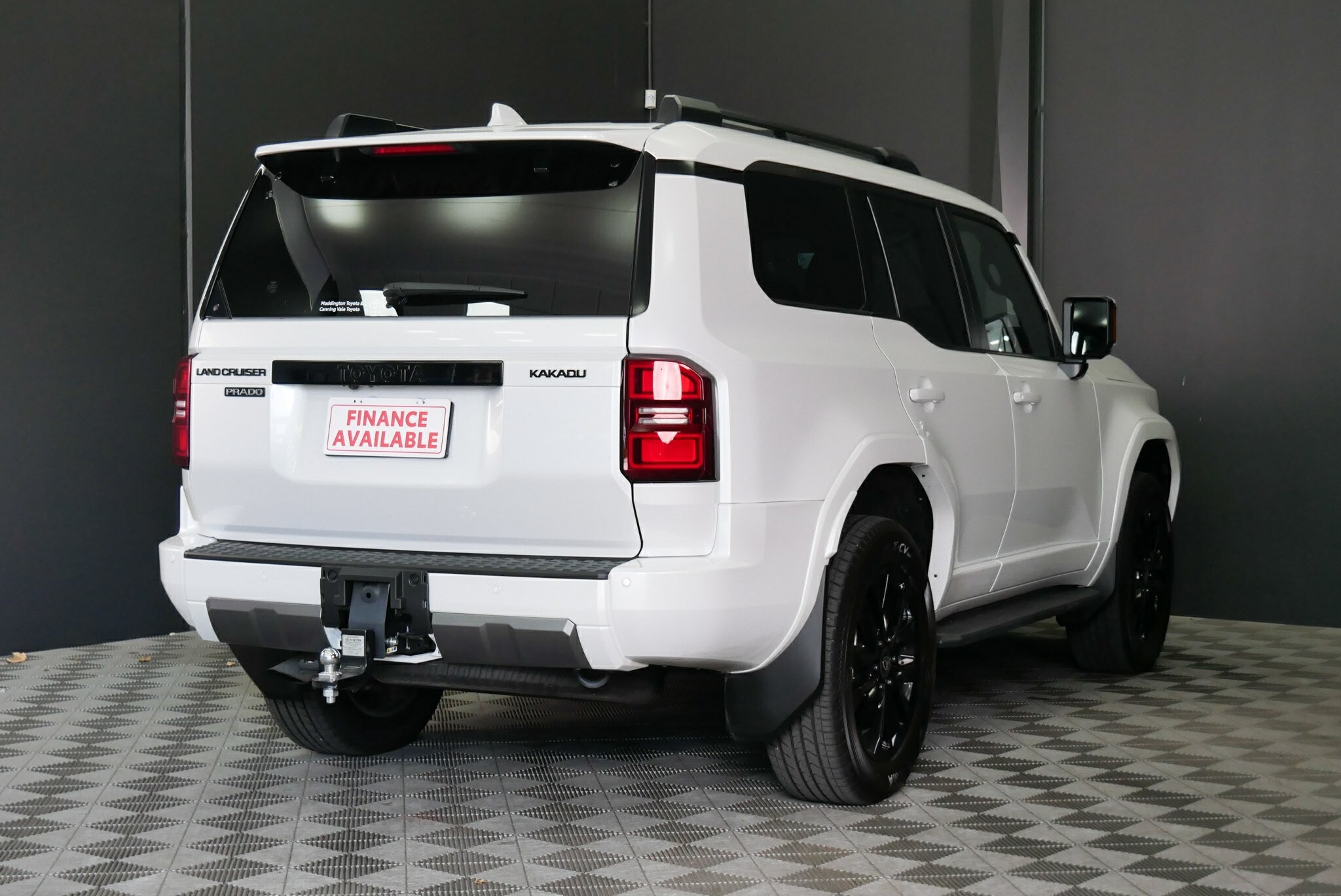 Toyota Landcruiser Prado image 4