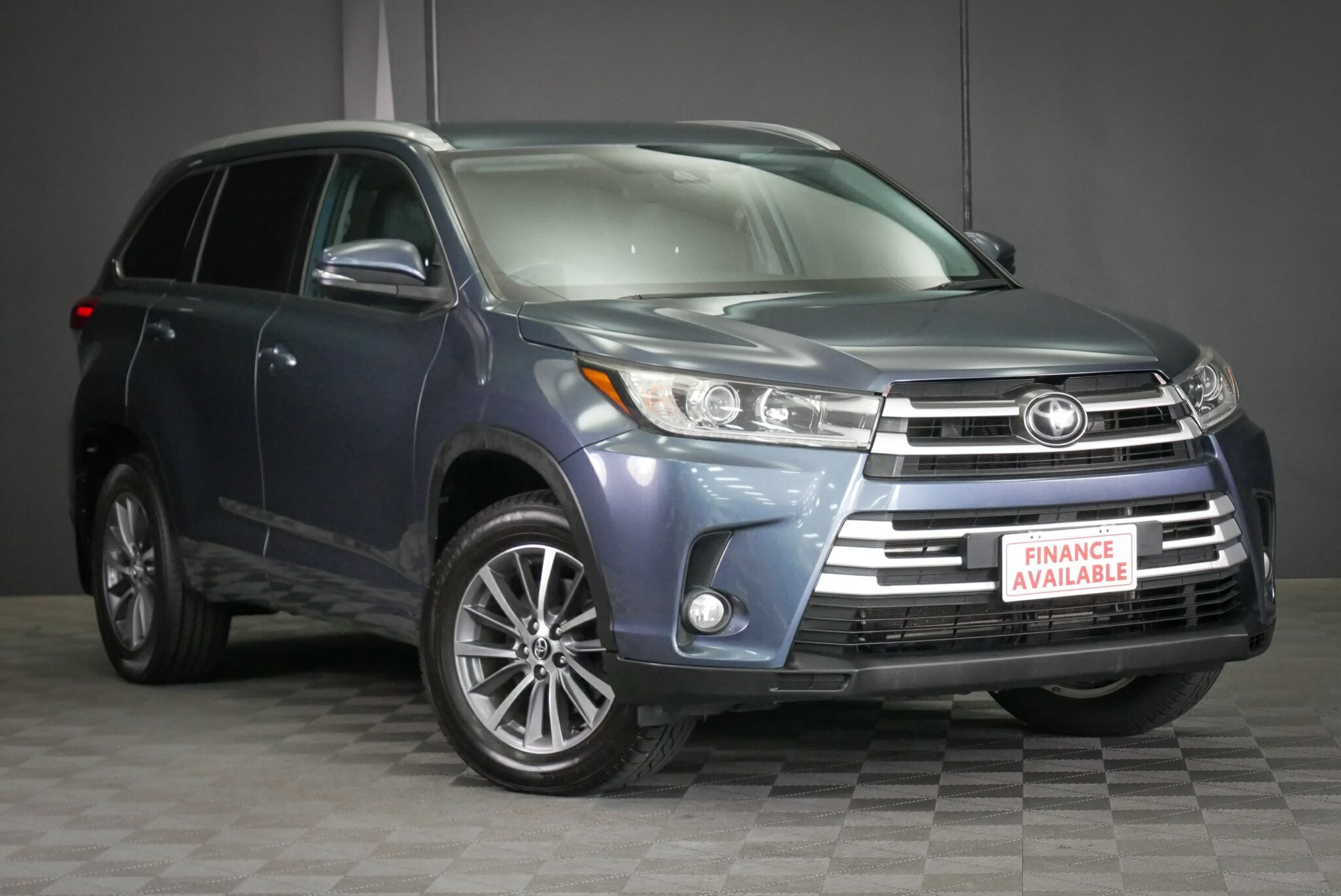 Toyota Kluger image 1