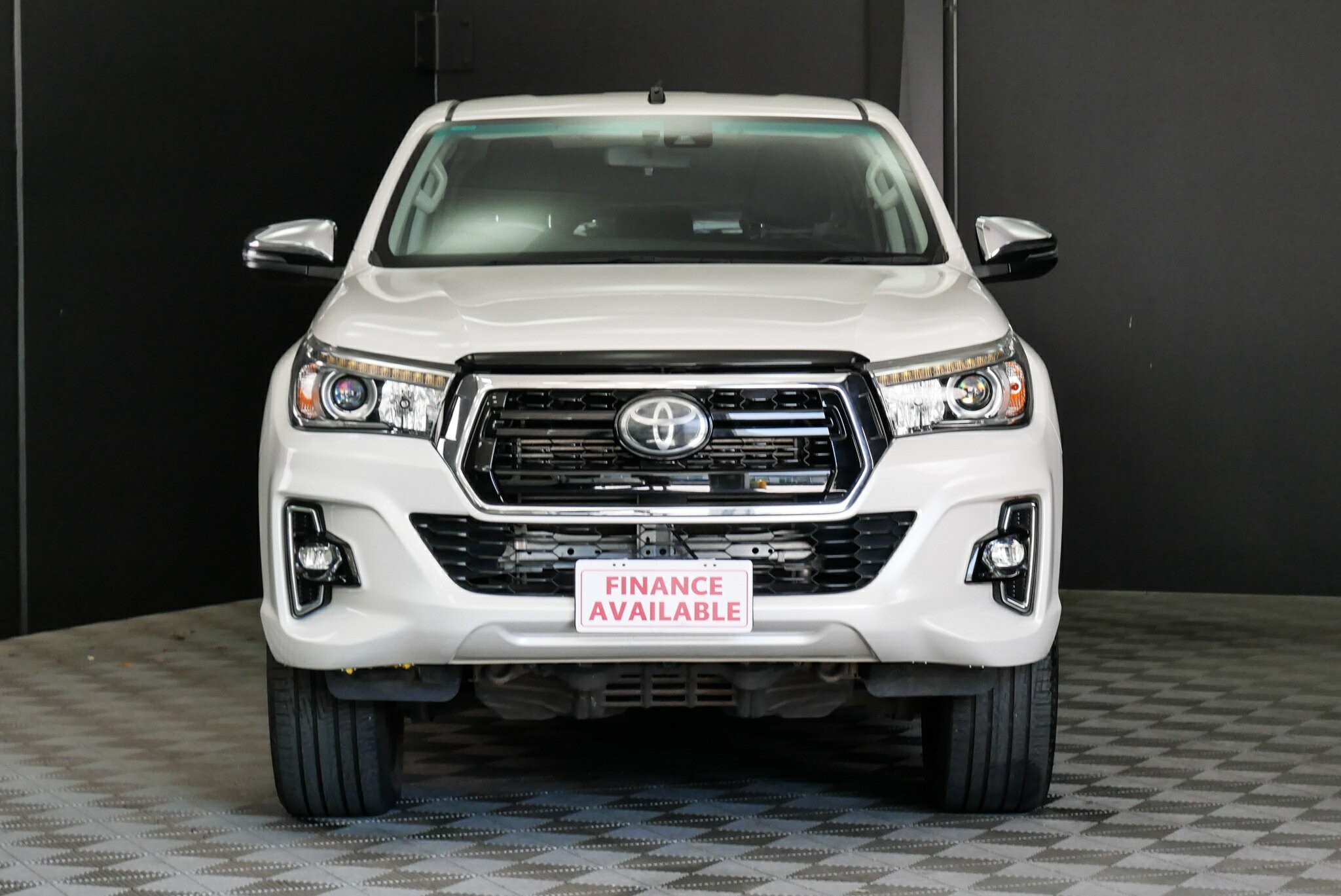 Toyota Hilux image 2