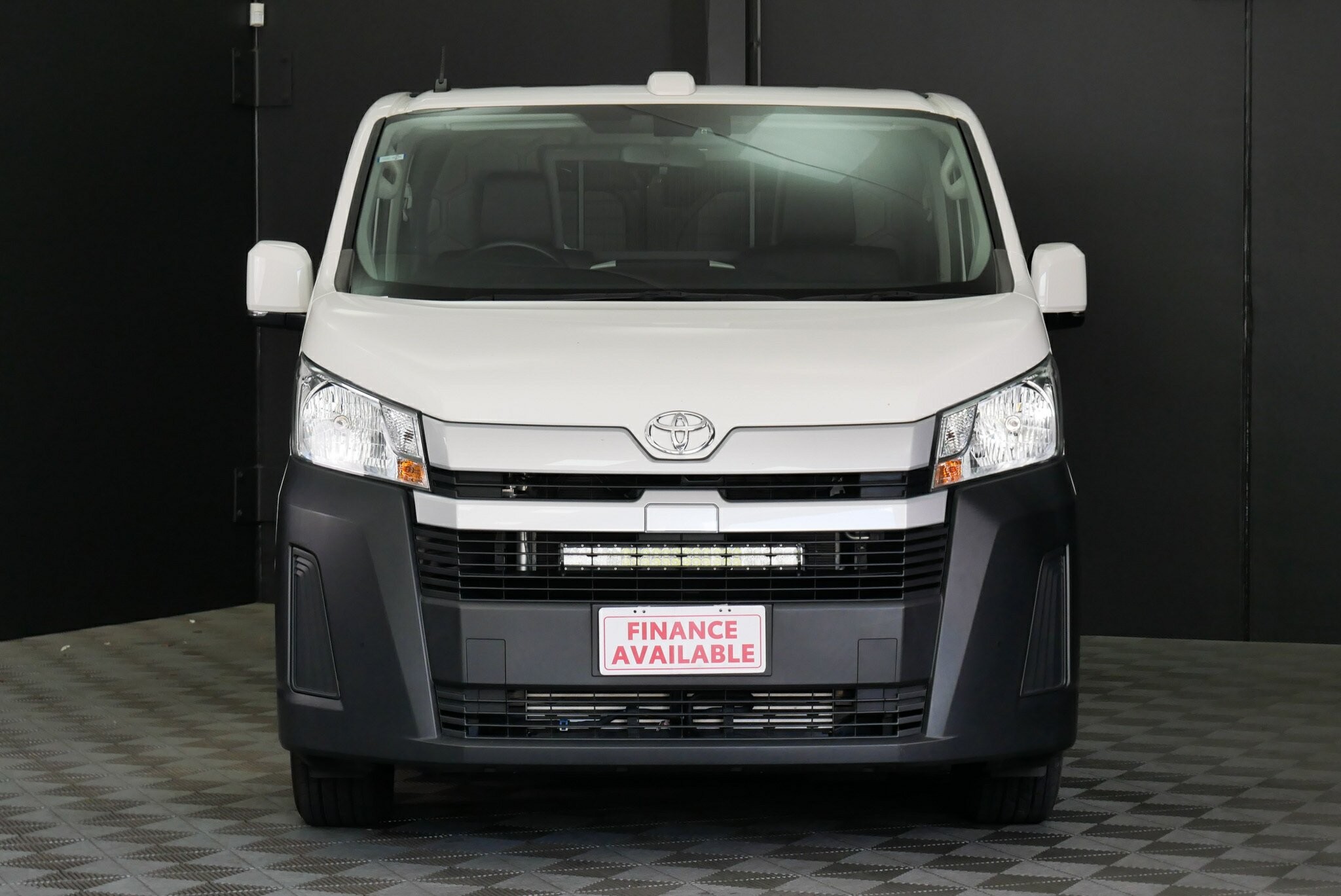 Toyota Hiace image 2