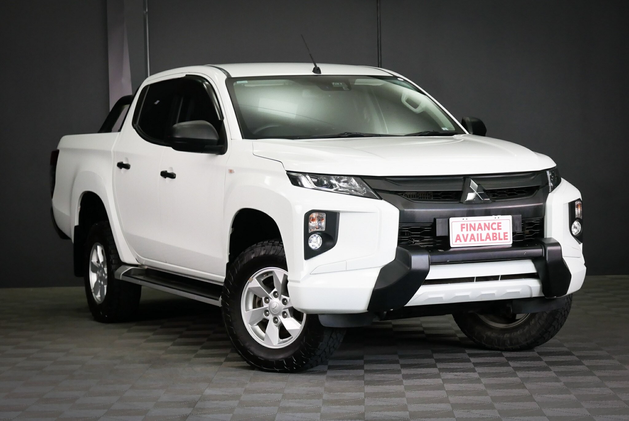 Mitsubishi Triton image 1