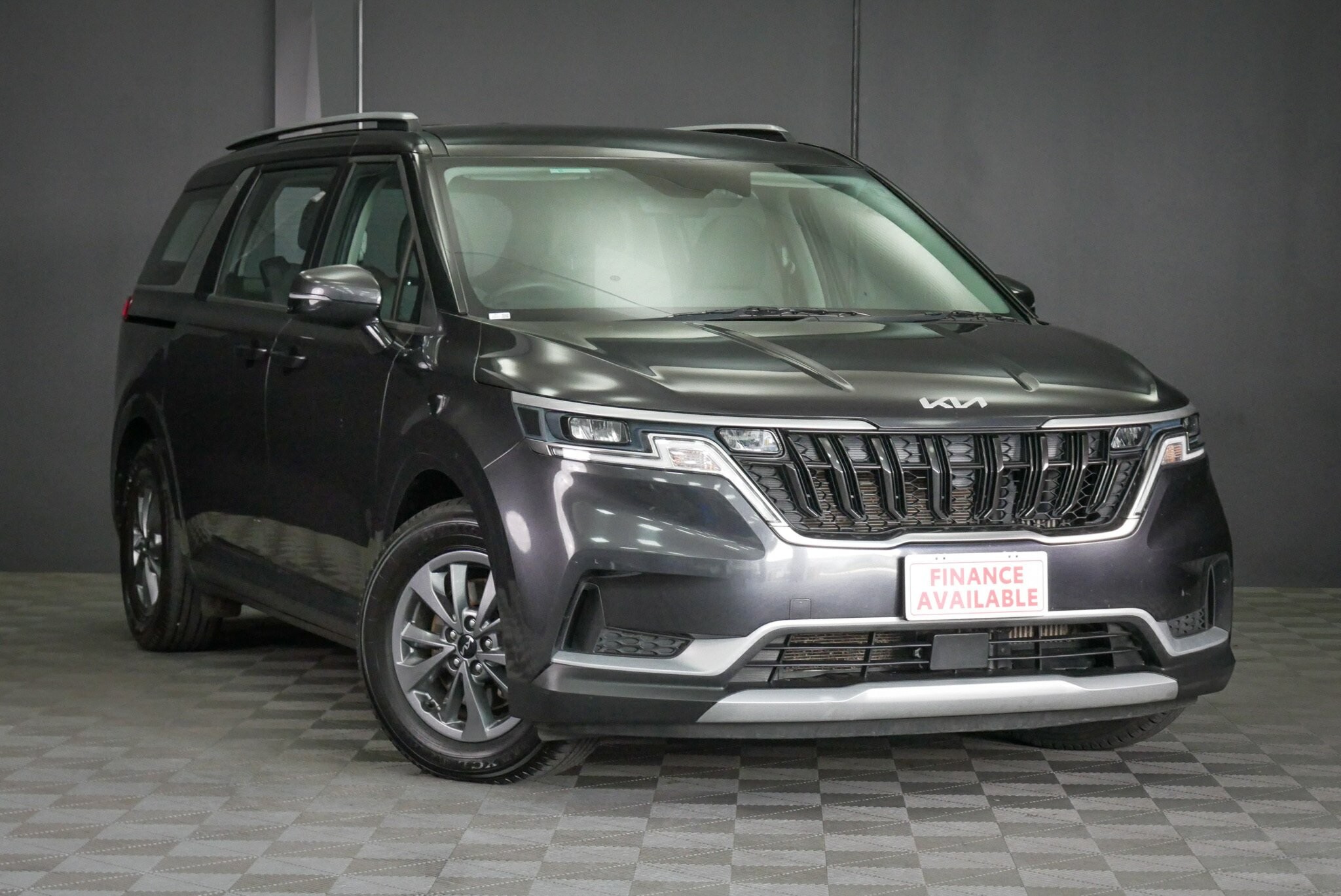Kia Carnival image 1