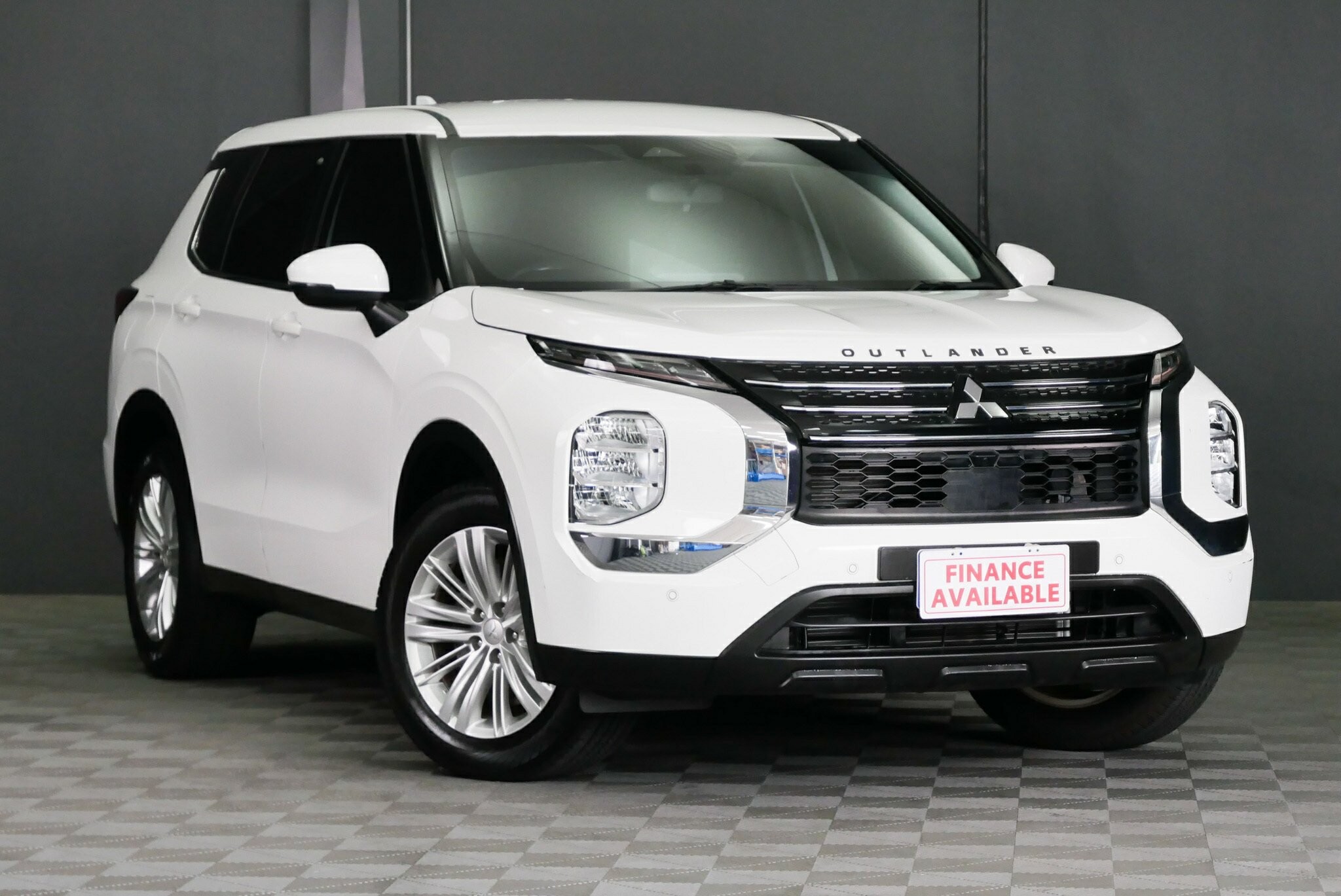 Mitsubishi Outlander image 1